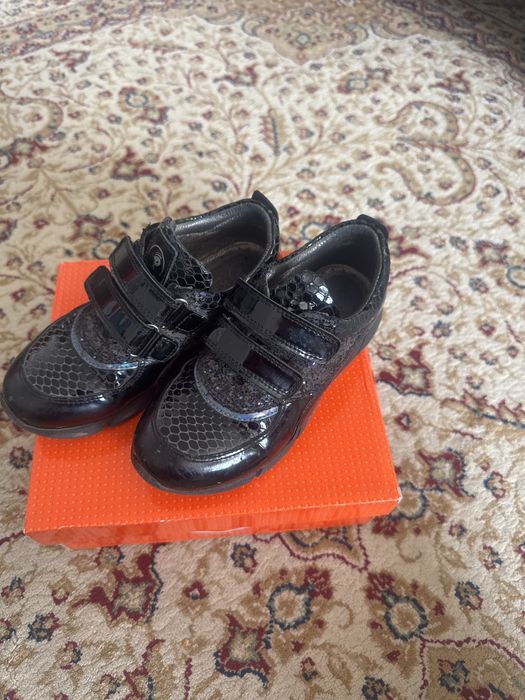 кожанные туфли для девочки 30 р