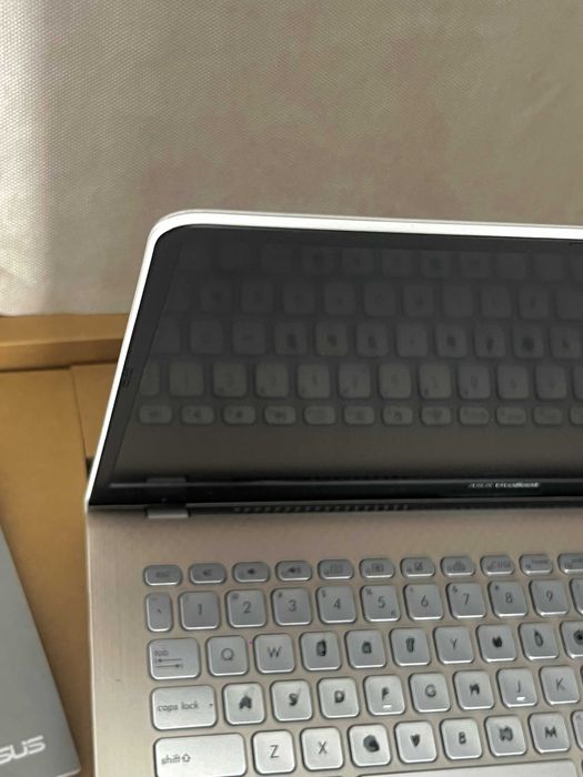 Asus VivoBook S15 S530UA-BQ057 – i5 Gen 8 / 8GB RAM / 256GB SSD / Full HD / Tastatură iluminată