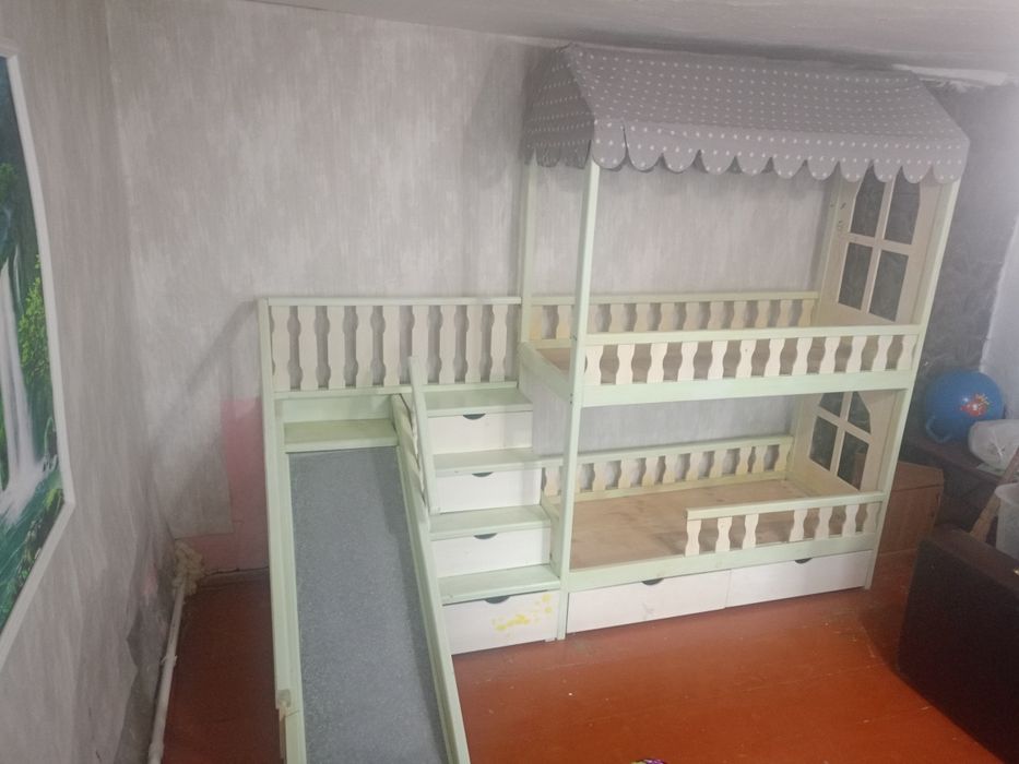 Детская двухъярусная кровать