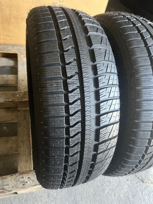 1 anvelopa iarna 205/70/15 si 1 anvelopa 215/65/15 Vredestein