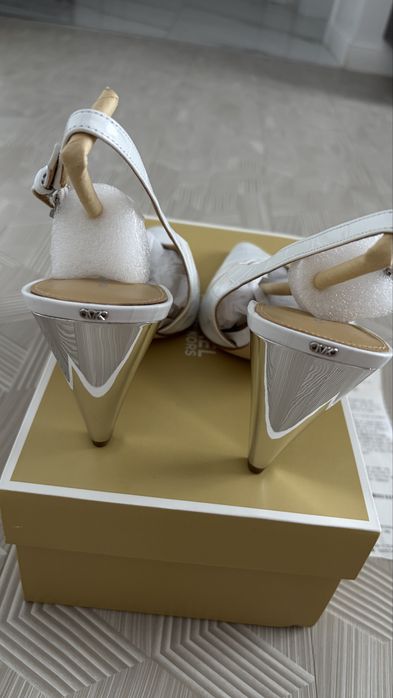 Pantofii noi nepurtati Machiel kors