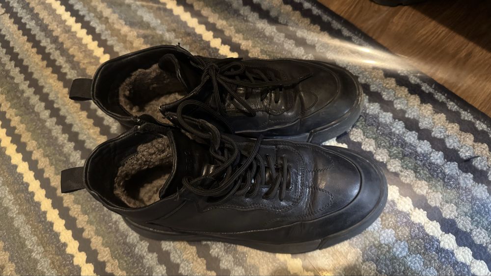 Продам кроссовки и зимние ботинки