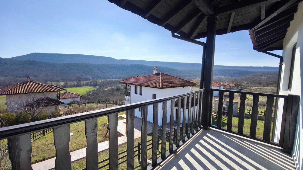 Двуетажна къща в Църква