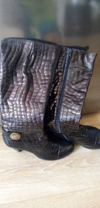 Cizme de piele lacuita masura 38, aproape noi