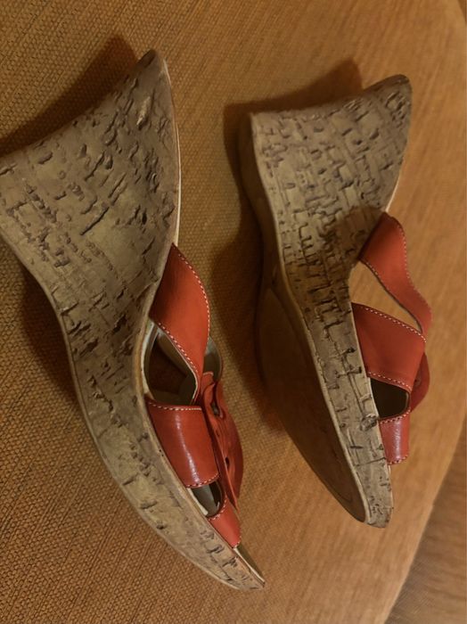 Vand papuci noi, din piele