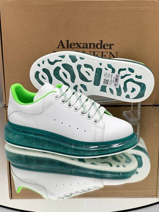 Alexander McQueen cu perna de aer