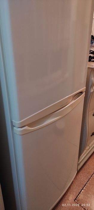 Продается двухкамерный холодильник