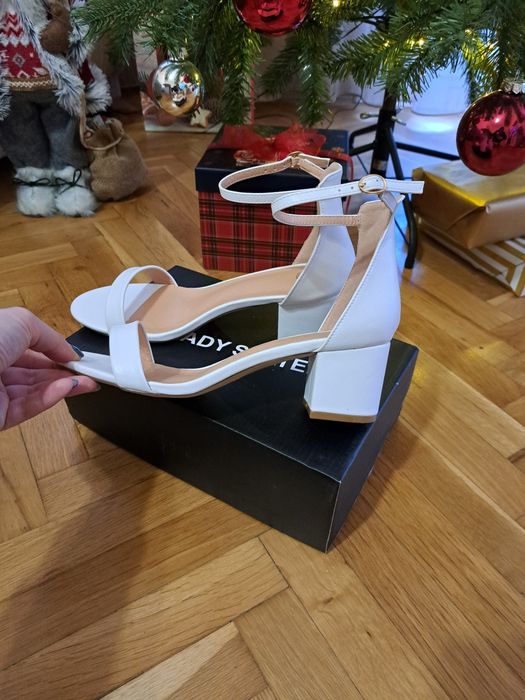 Бели обувки на нисък ток