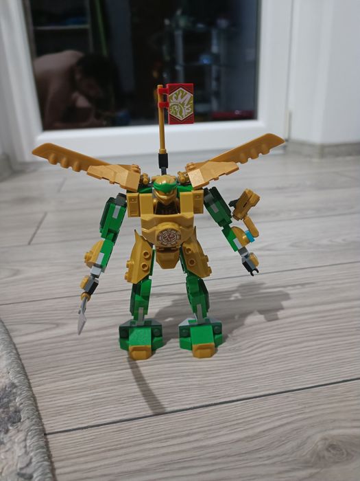 Set robot lego Ninjago robotul evo al lui Lloyd îmbunătățit cu armură și aripi aurii
