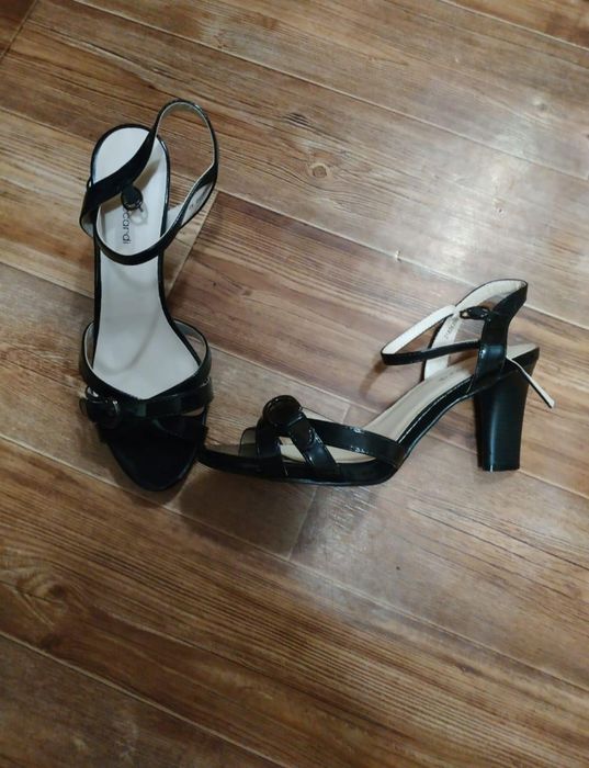 Продам обувь новая.