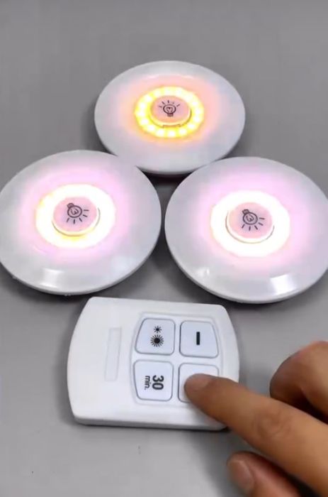 Набор из самоклеющихся лампочек с пультом.