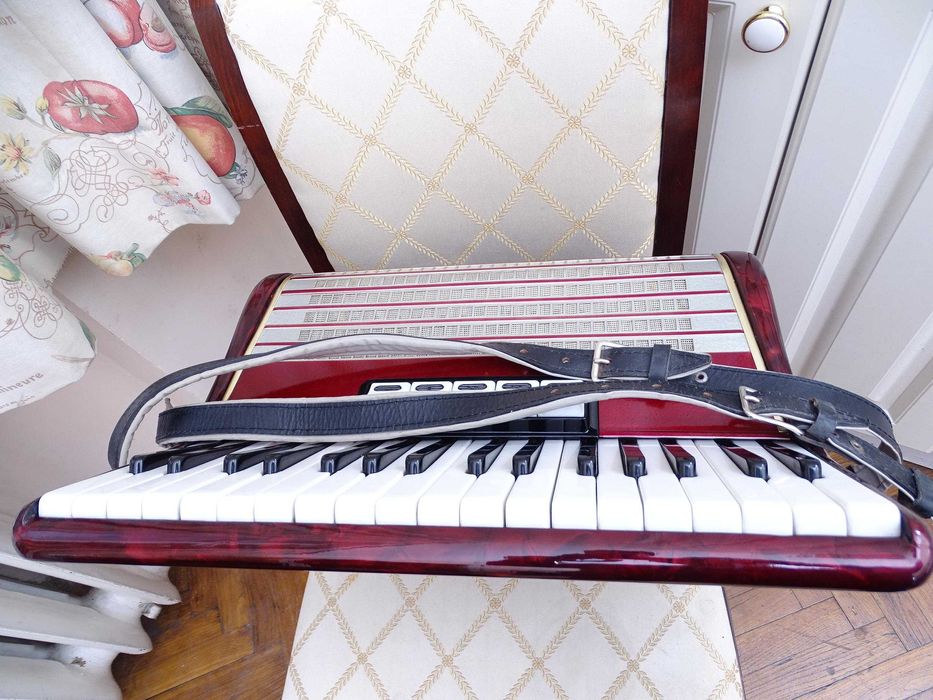 Много запазен стар акордеон Велтмайстер 48 баса