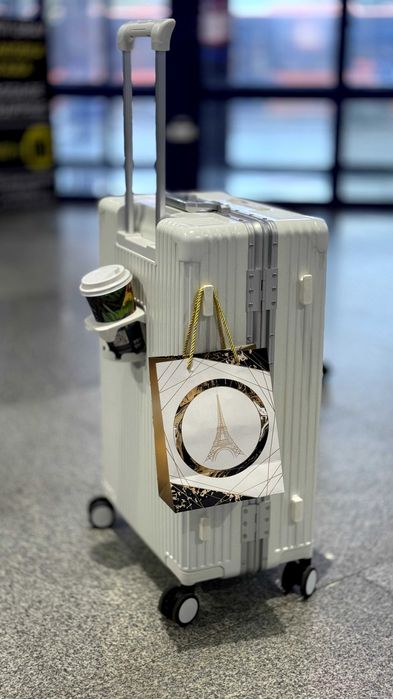 Новые чемоданы противоударные