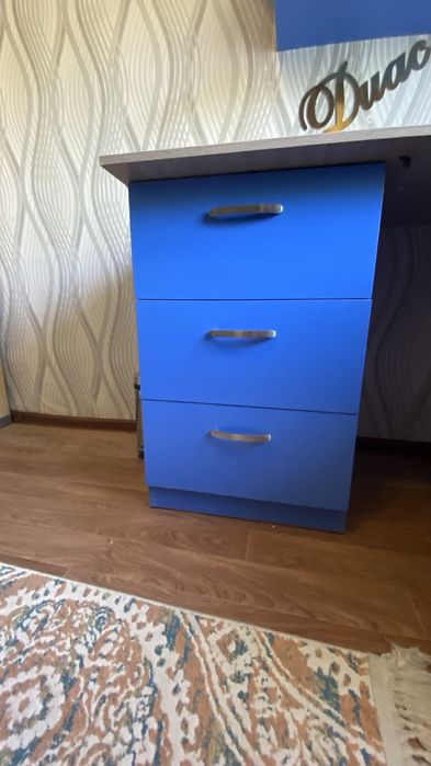 Продам угловой письменный стол с полками