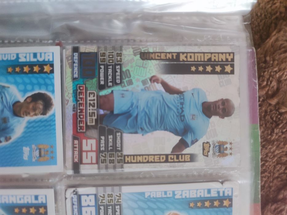 RESTUL FOROGRAFIILOR TRIMIT IN PRIVAT. Vând Album Complet Topps Match Attax 2014/2015 – Colecție Premium (100 Club Kompany & Legende)
