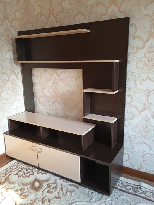 Стол (компьютерный стол) и шкаф (Тумба под ТВ)