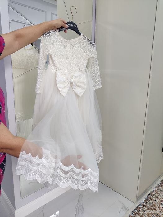 Белое платье со шлейфом для девочки