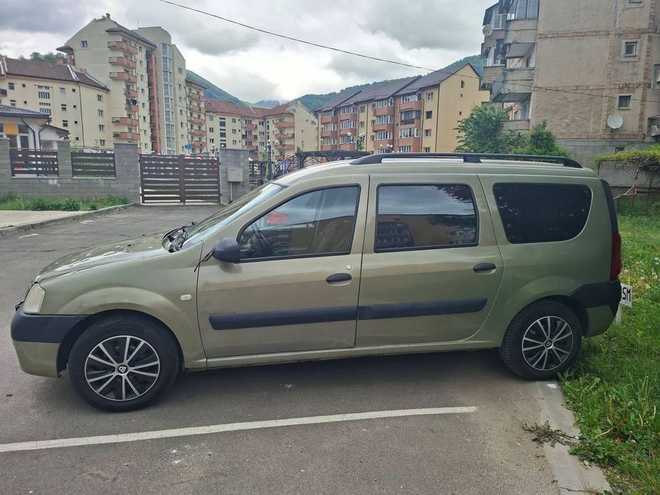 Vând Dacia Logan motor 1.6 benzina 7 locuri din anul 2008.informati la 0736921149