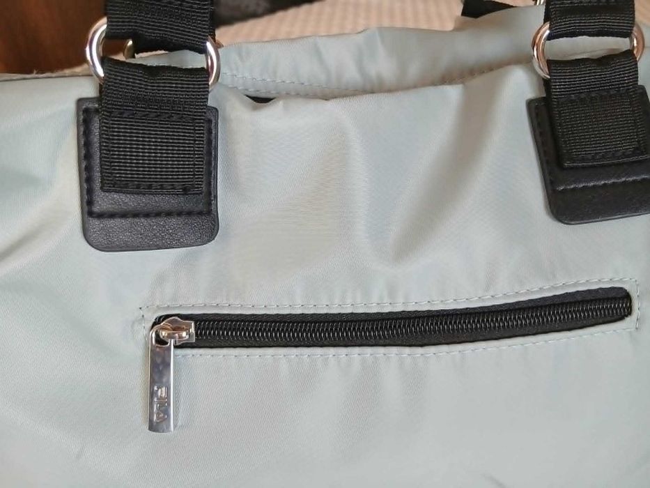 Продавам страхотна спортна дамска чанта / малък сак FILA.