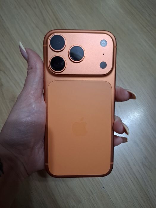 Продавам Айфон 17 про 256GB в отлично състояние и много видове калъфи към него с две години гаранция от Технополис