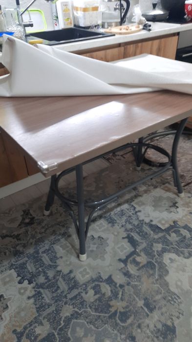 Продам стол и стулья.