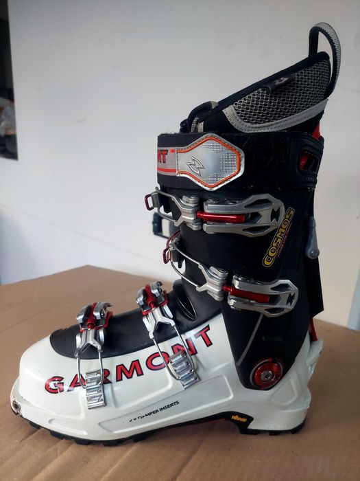 Vând Schiuri, Clăpari, Plăci, Bețe, îmbrăcăminte, etc.