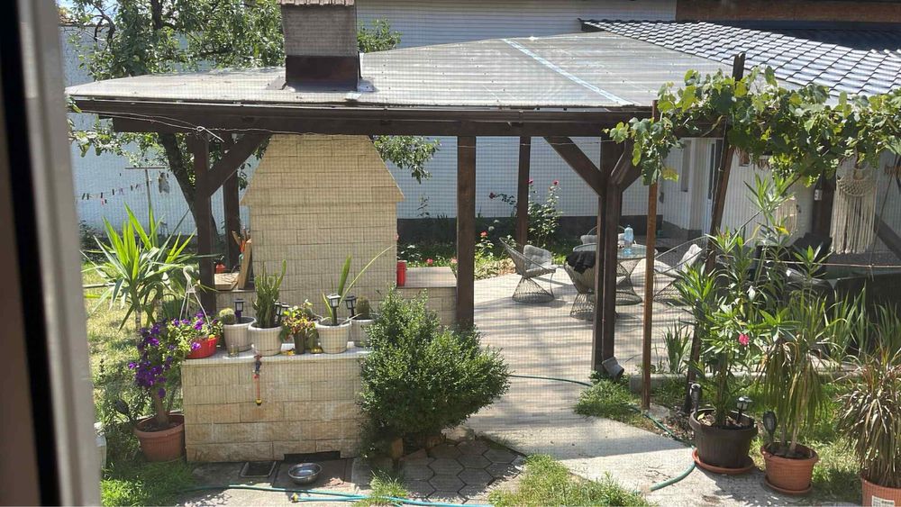 Inchiriez ap intr-o casa cu curte comuna