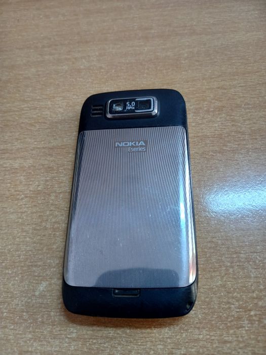 Телефон Nokia E72