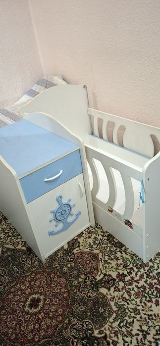 Детская кровать с тумбочкой.