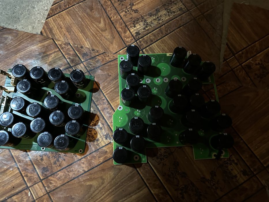 Condesatori/Placi /componente electronice / EPCOS 470uf 400 v buc