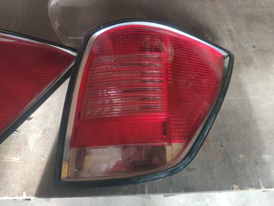 Продавам заден десен стоп за Opel Astra H комби-2 бр