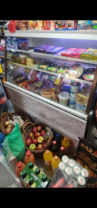 Vitrina de mezeluri si lactate