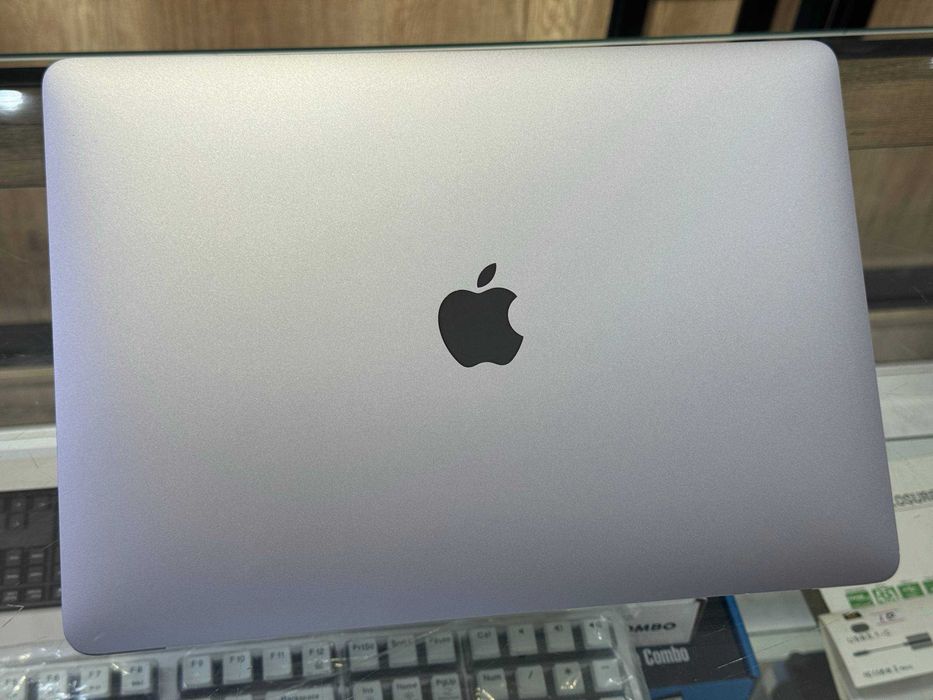 MacBook Air 13 2020 CORE i7 10 ram 16 ssd 256