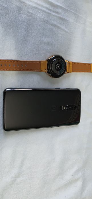 Часы Galaxy и телефон onePlus6