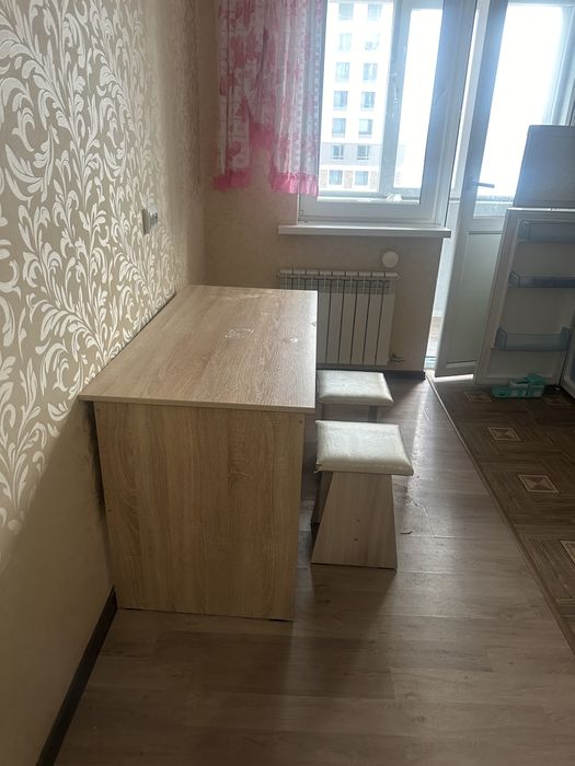 Стол и 3 табурета