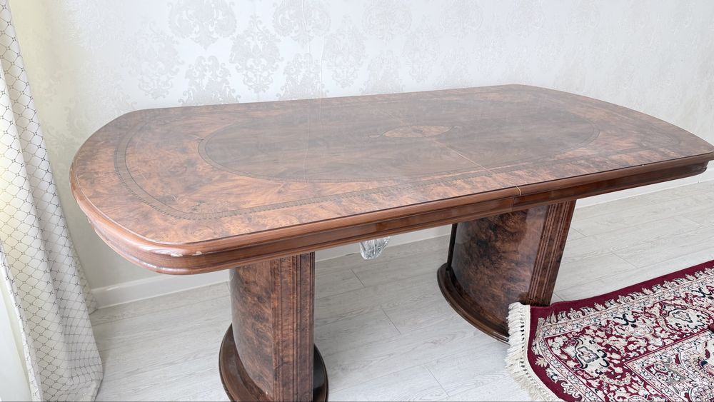 Продам стол из дубового дерева.