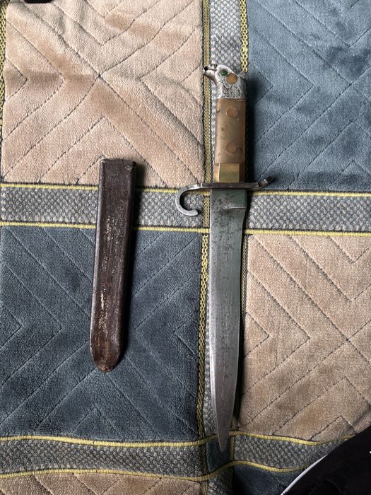 Ofer spre vanzare cuțit vechi de colectie.