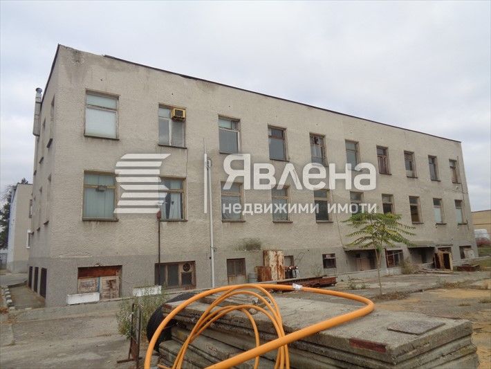 Продава се Склад в Ямбол, Зорница - 5204 кв.м за 167 €/кв.м - Снимка #3