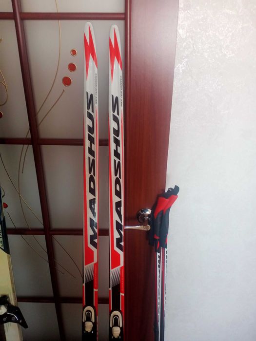 Лыжный комплект:лыжи с палками, ботинки лыжные