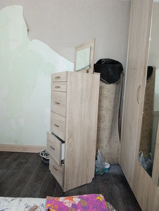Комод с зеркалом.