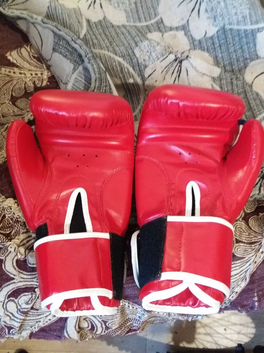 Продам  перчатки  боксёрские.