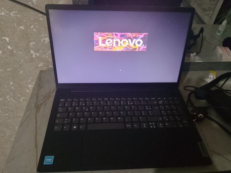 Noutbuk.  Lenovo