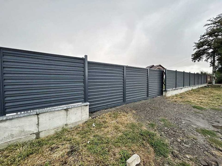 Garduri si porti din sipca metalica, panouri stil jaluzele, tabla cutata, plasa bordurata si alte modele