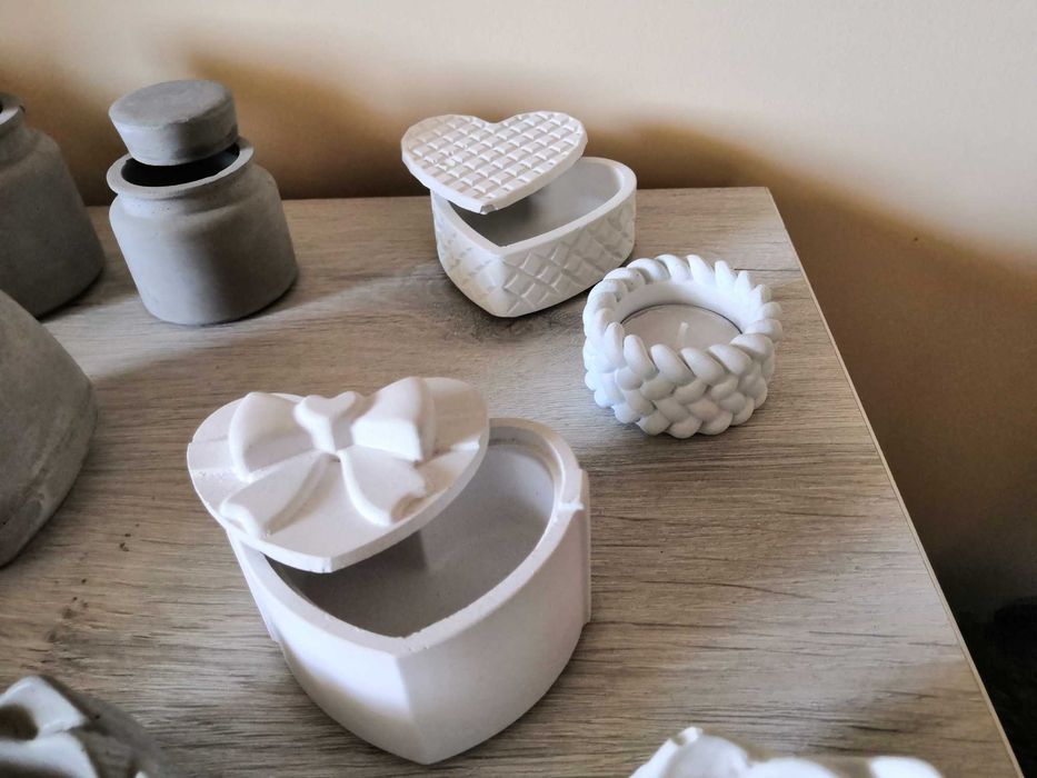 Сувенирни кутийки и свещници от декоративен цимент или гипс.