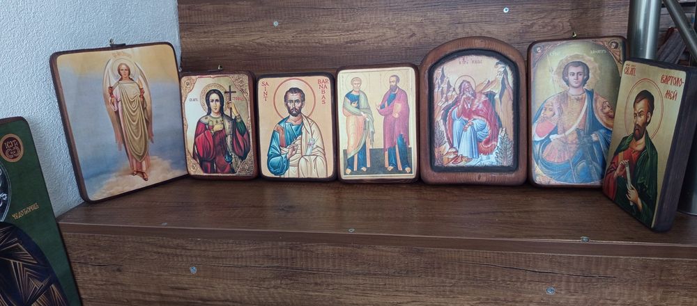 Икони - всякакви размери и видове