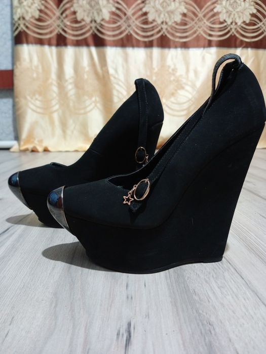 Женские замшевые туфли.  На высокой платыорме