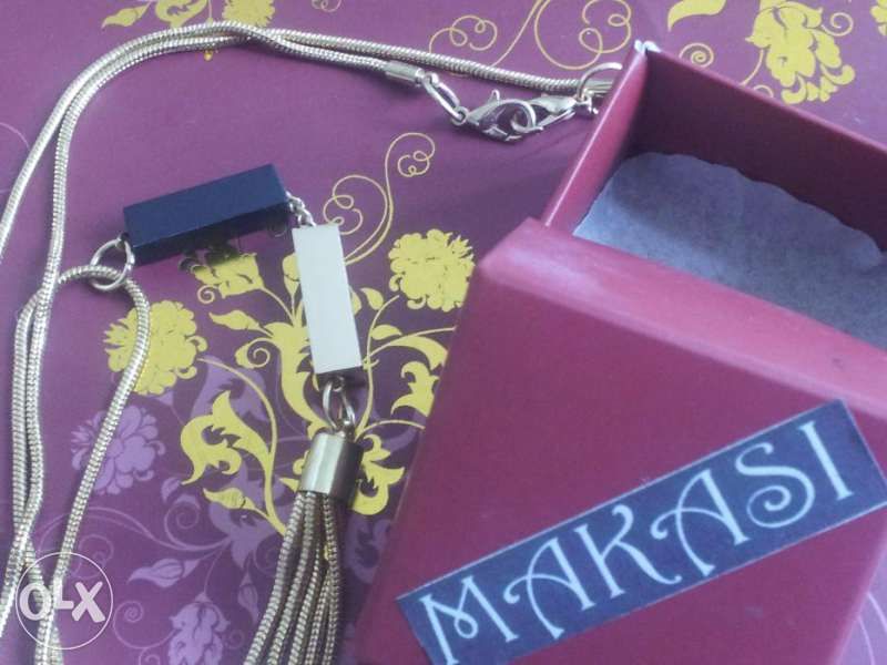 лот красиви огърлици