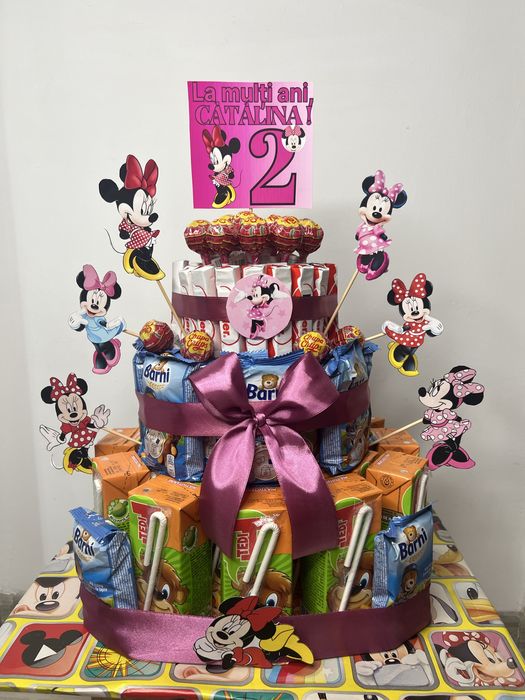 Tort din dulciuri ambalate