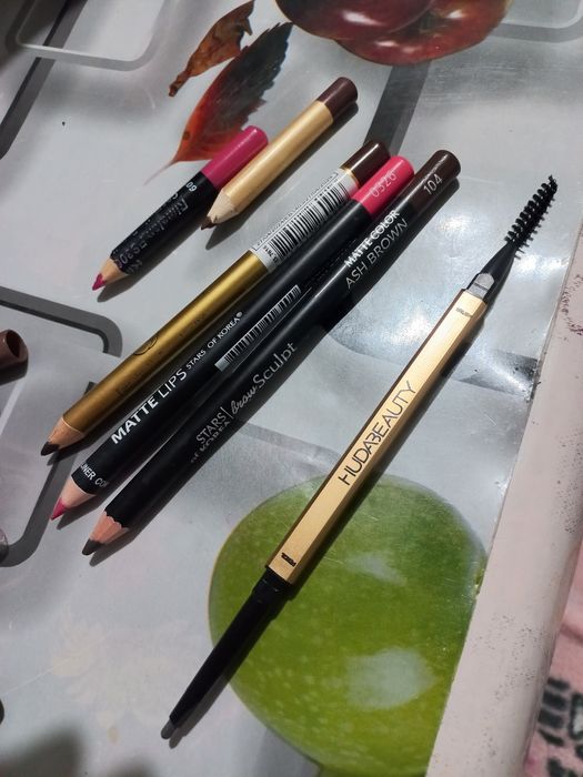 Карандаши косметические помада и тональный