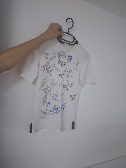 Tricou cu semnăturile jucătorilor de la CFR